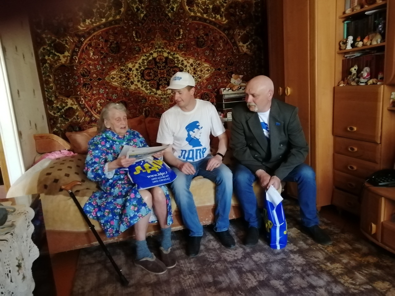 Ветераны получают поздравления от ЛДПР с Днем Победы!