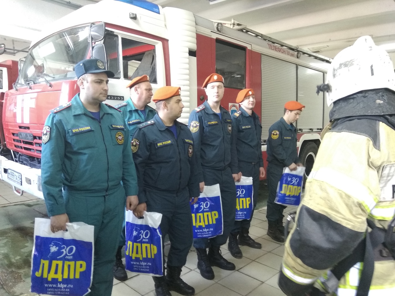 Пожарные принимают поздравления от ЛДПР!