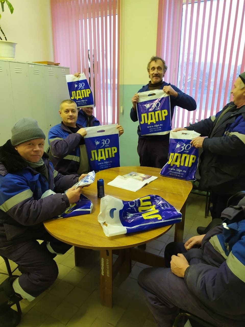 Жители п. Думиничи получили поздравления с Новым Годом!