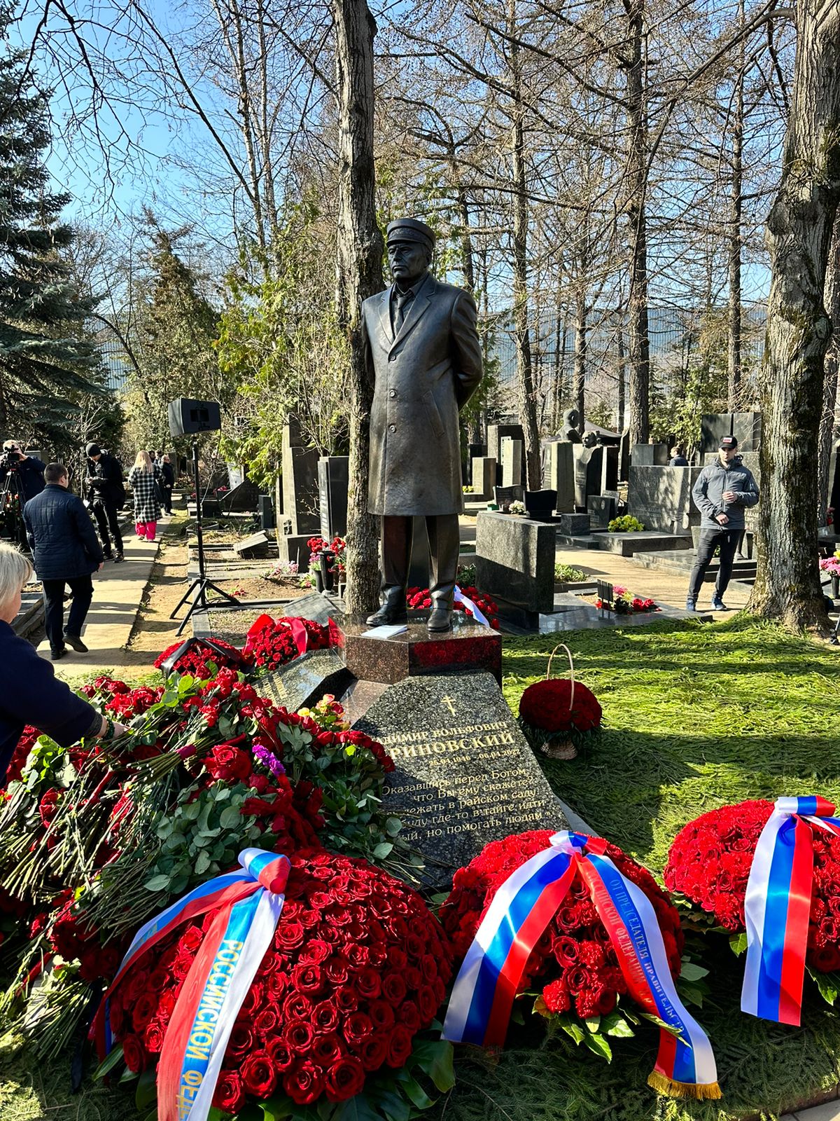 фото памятник жириновскому в москве
