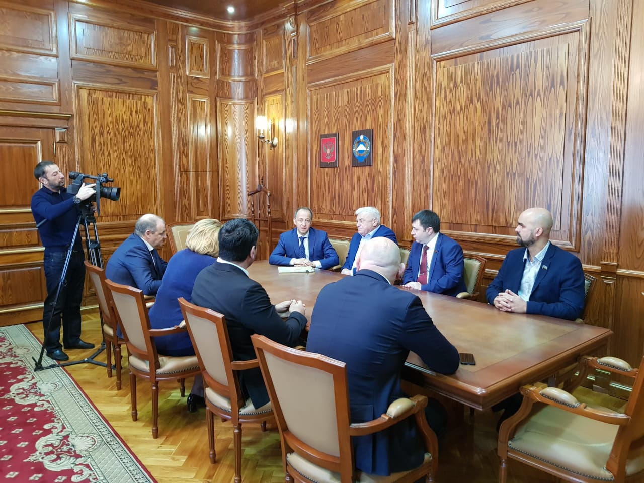 Руководители парламентских партий КЧР встретились с членом Центральной избирательной комиссии РФ Евгением Шевченко