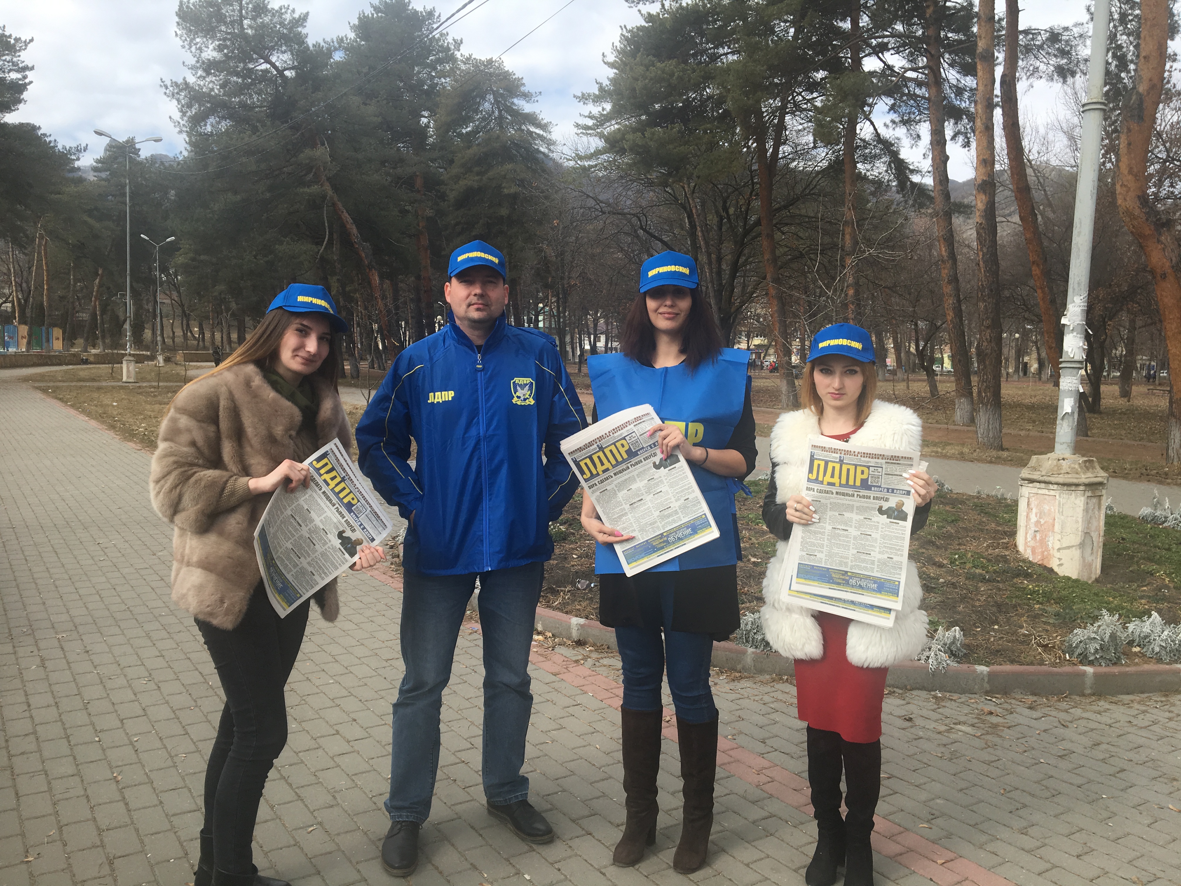 Активисты Карачаево-Черкесского регионального отделения ЛДПР начали раздачу партийных газет в городе Карачаевске
