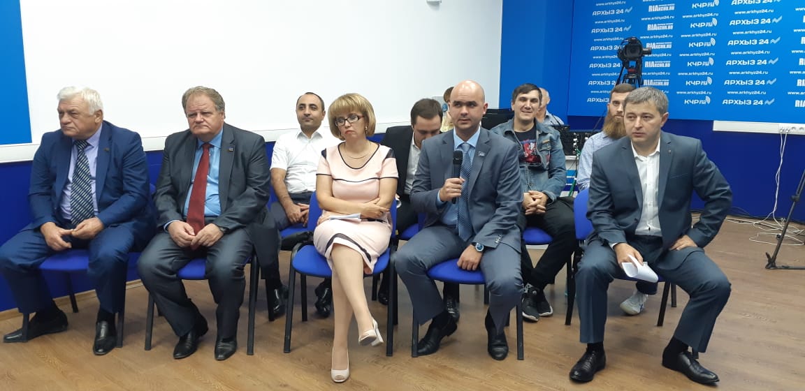 Координатор КЧРО ЛДПР Олег Жедяев принял участие в программе «Прямой эфир» на телеканале «Архыз 24»