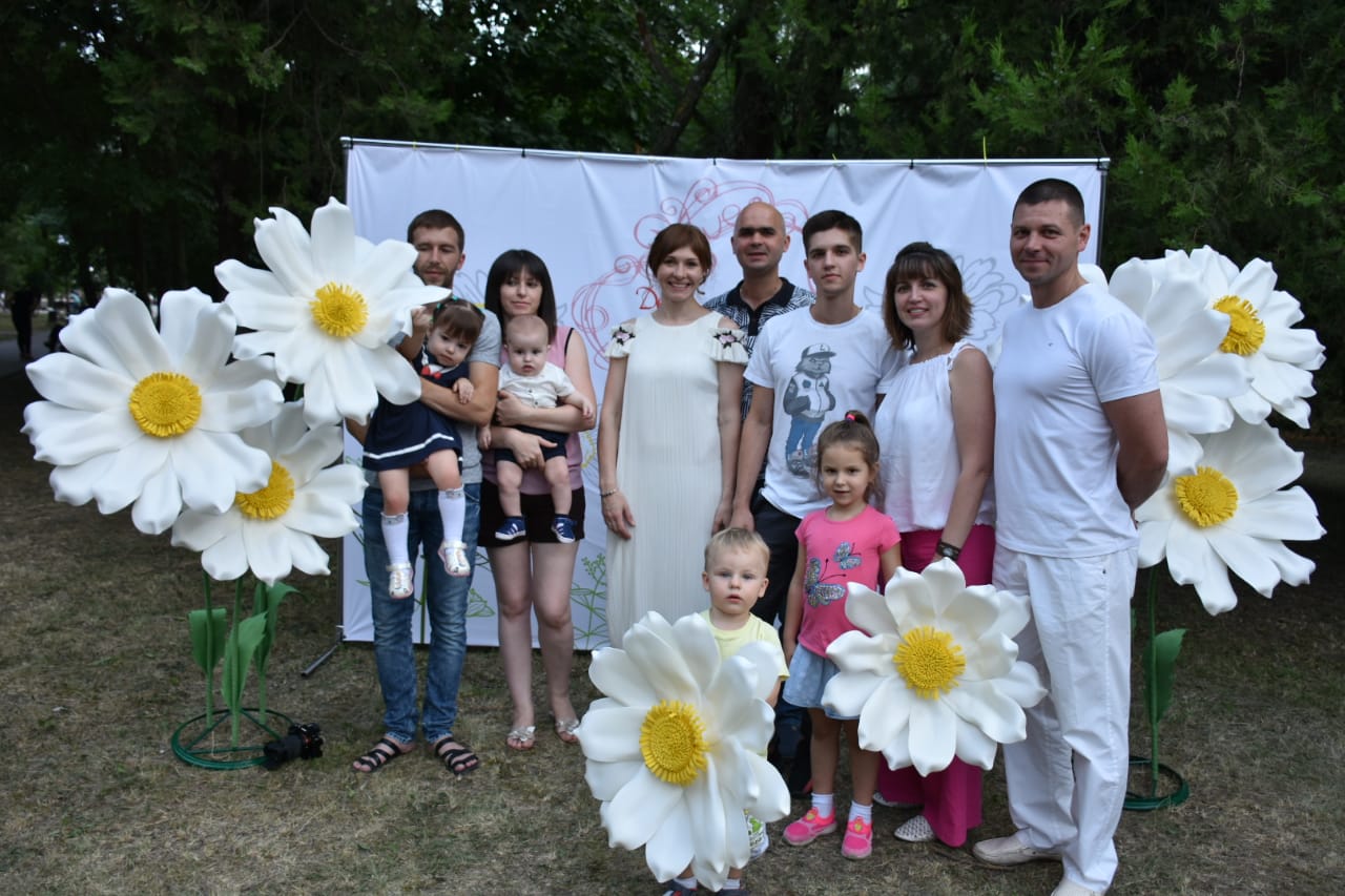 В Черкесске отпраздновали День семьи, любви и верности.