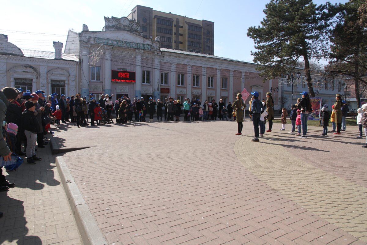 Митинг и праздничный флешмоб, посвященный Дню защитника Отечества прошел в Черкесске