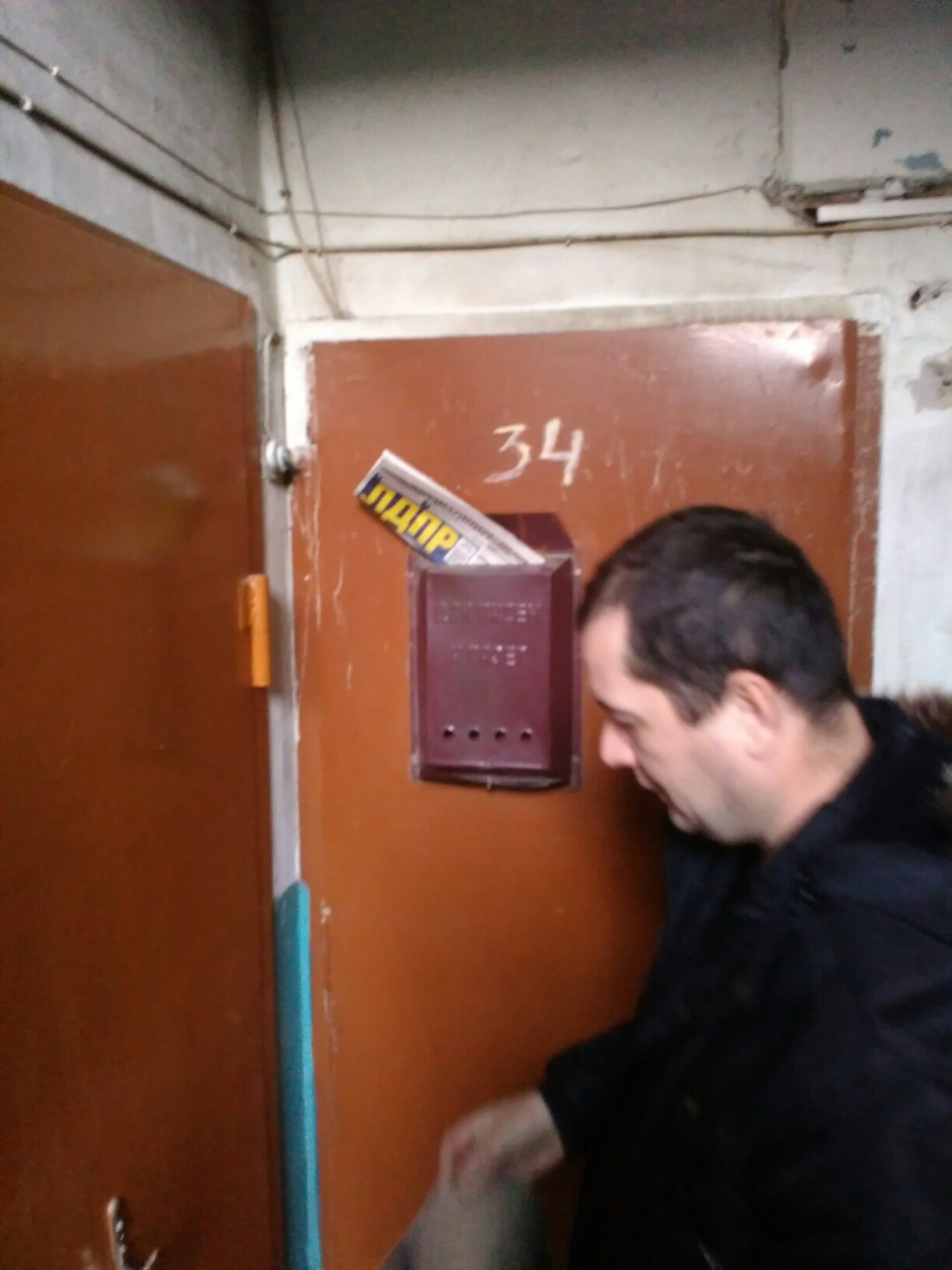 Раздача партийной газеты в каждую квартиру