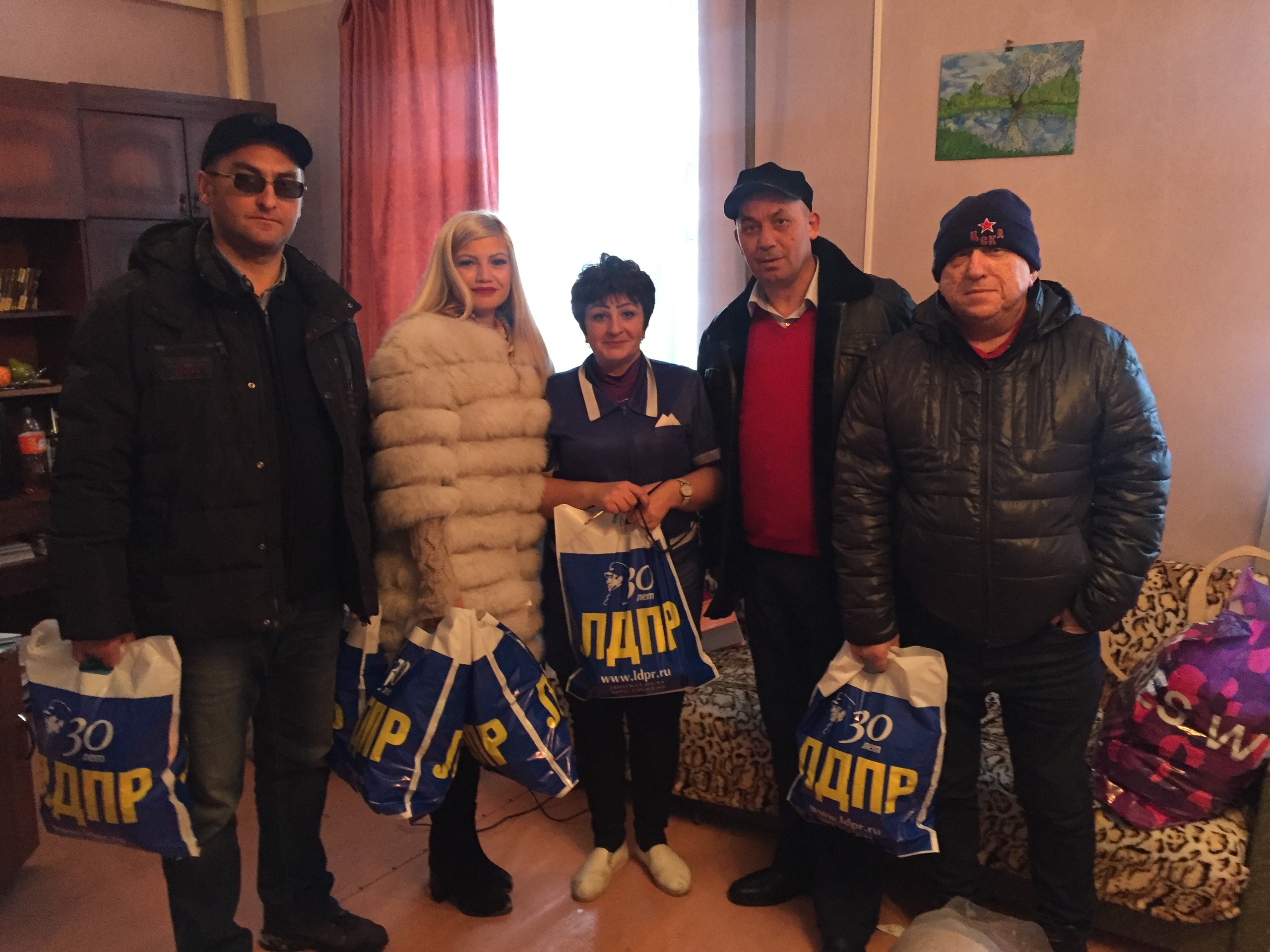 Сегодня координаторы и активисты Новокузнецкого отделения ЛДПР посетили дом ночного пребывания