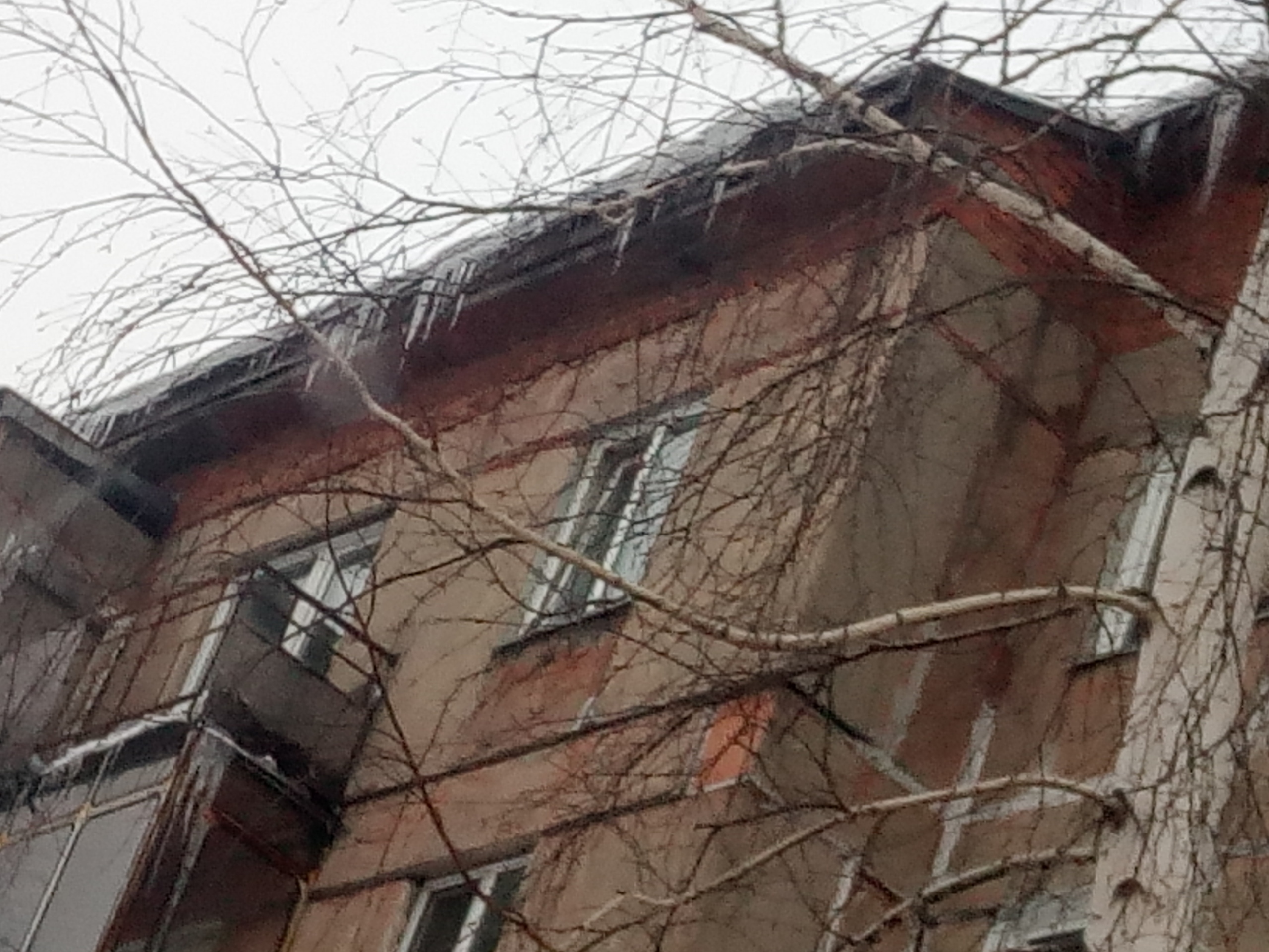 Координатор г. Мыски провел выездную проверку по жилому фонду Мысковского городского округа на предмет угрозы жизни от схода снега и наледи с крыш жилых домов