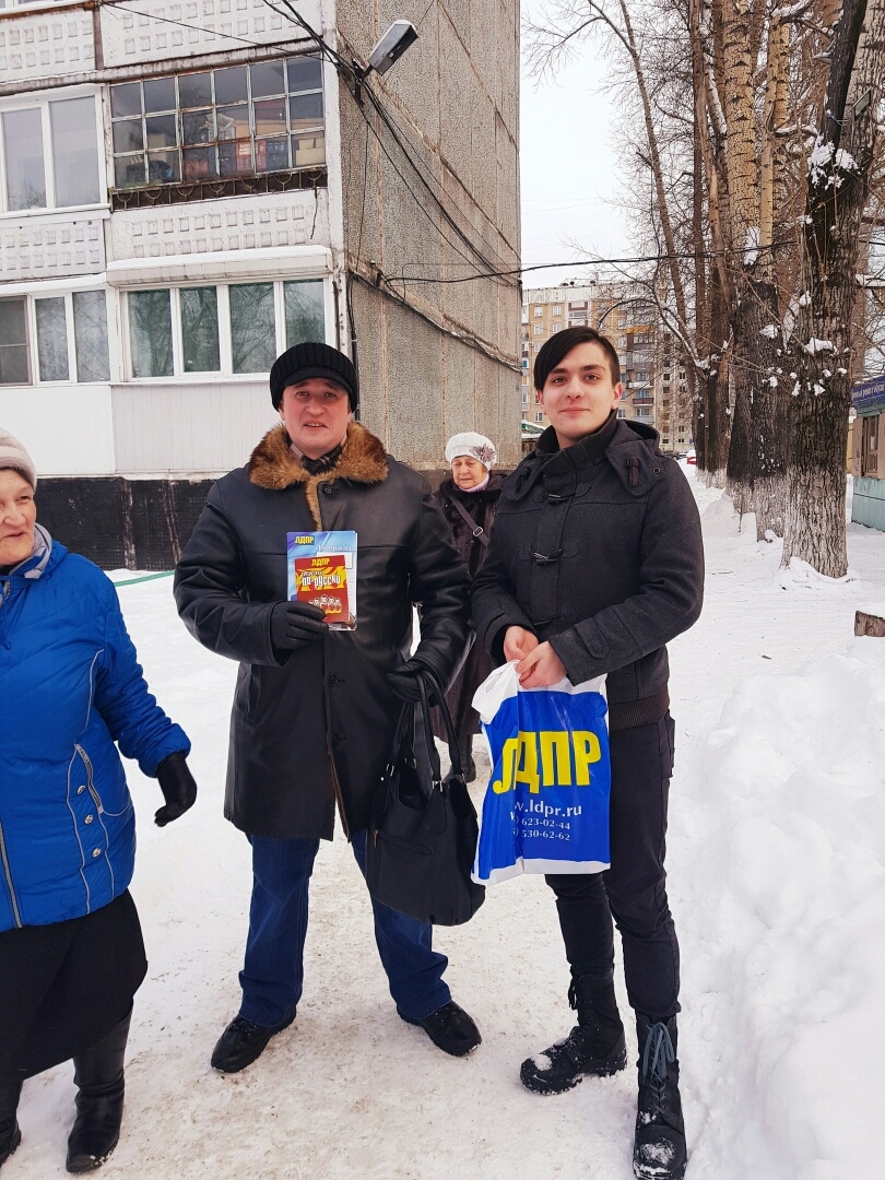 19 ноября отмечался международный праздник,день мужчин. Координатор Заводского первичного отделения города Новокузнецка вышла на улицы и поздравила мужчин города