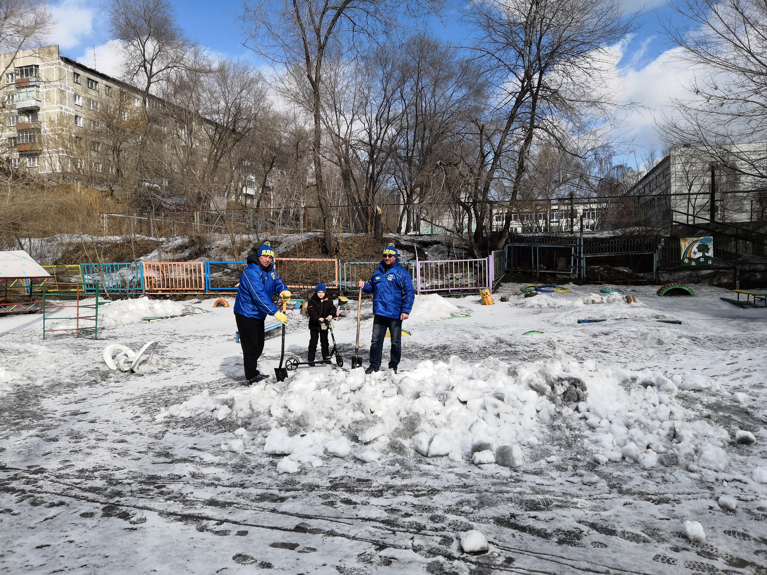 9 марта 2019 г. Координатор Кузнецкого ПО Новокузнецкого ГМО Кемеровского РО ПП ЛДПР Ядров Андрей совместно с активистом Силивановым Вячеславом провели взрыхление снега в детском садике № 139 Кузнецкого района