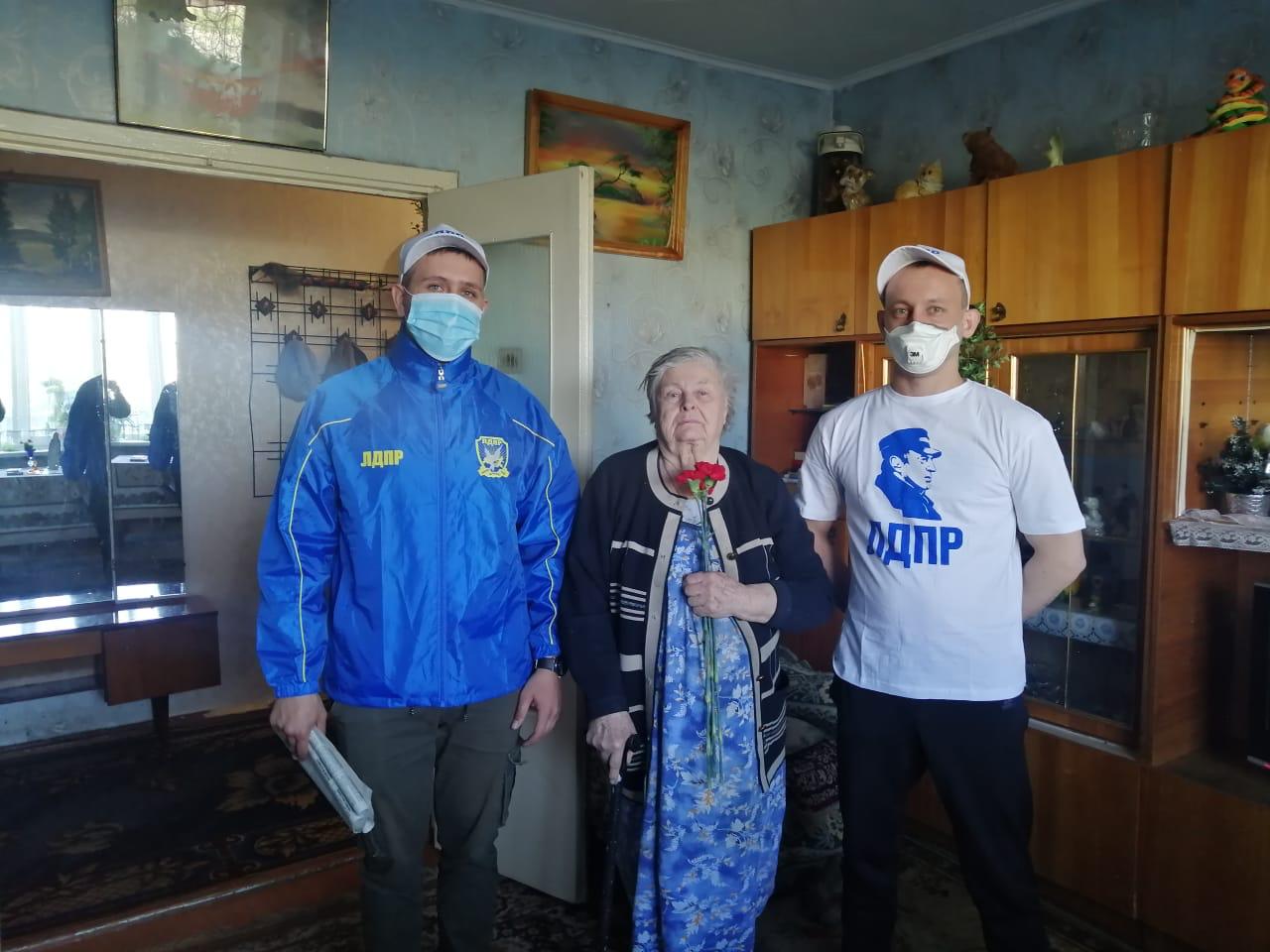 Активисты Хакасского отделения ЛДПР поздравили с Днем победы тружеников тыла и детей войны