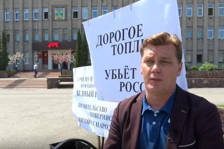 Депутат от ЛДПР в Саяногорске провел почти "прямую линию"