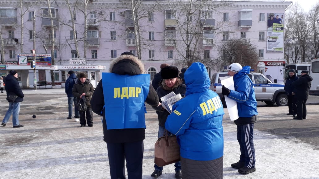 Активисты ЛДПР поздравили комсомольчан с Днем защитника Отечества