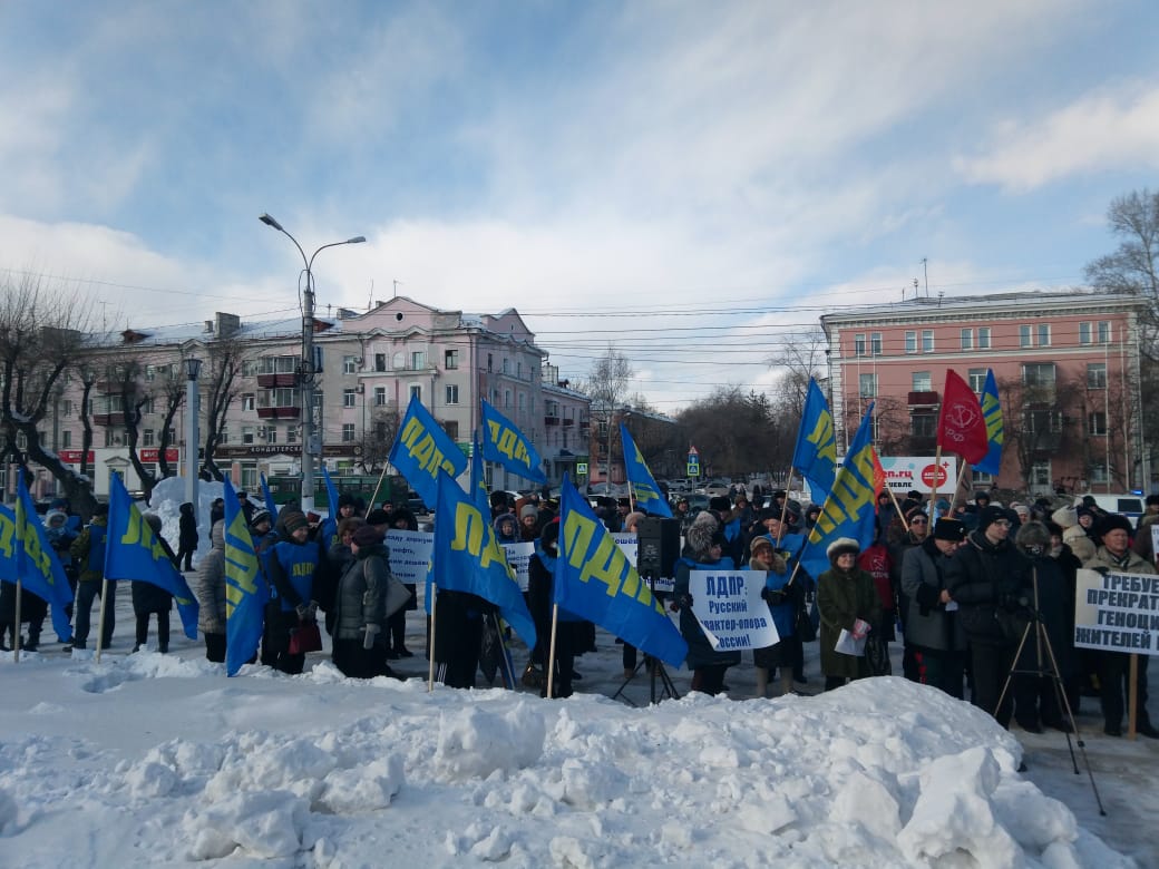 Около 200 комсомольчан вышли на митинг ЛДПР