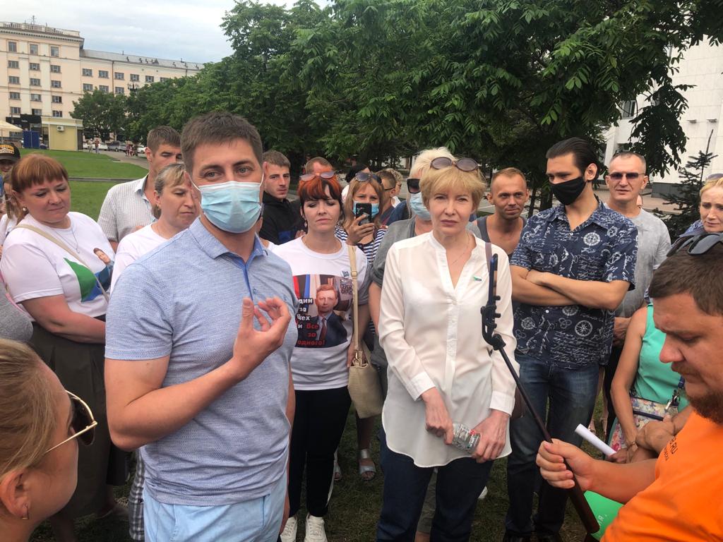 Депутаты от ЛДПР вышли к митингующим