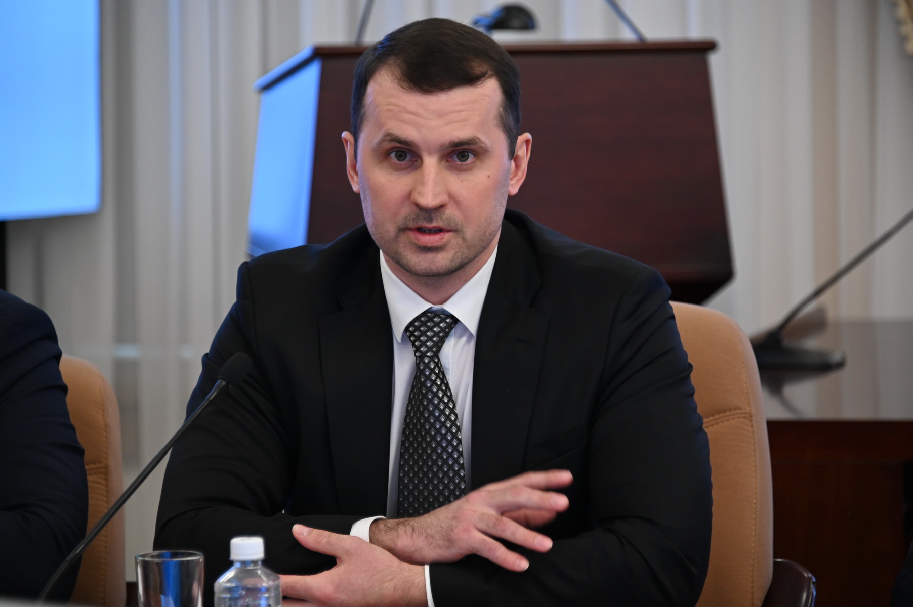 Руководитель фракции ЛДПР Сергей Зюбр принял участие в заседании совета политических партий