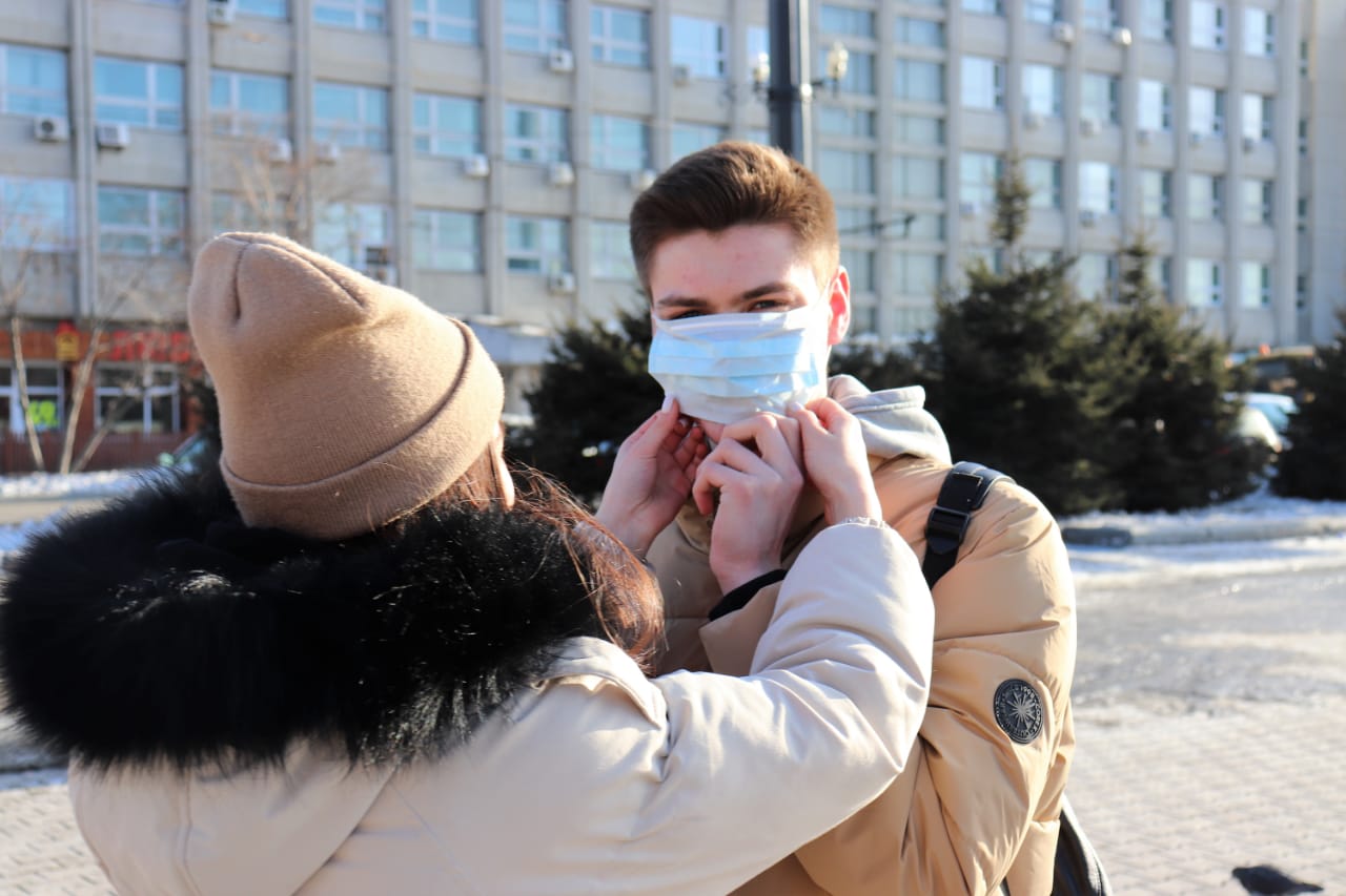 Активисты ЛДПР раздали маски в центре Хабаровска