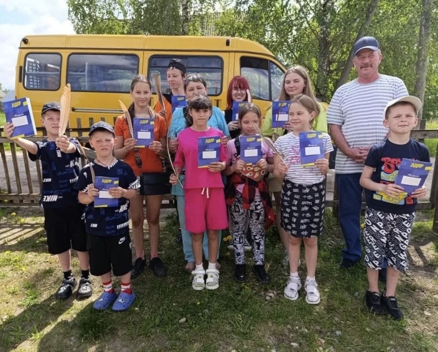 В Костромской области депутат ЛДПР познакомила школьников с павлинами и фазаном