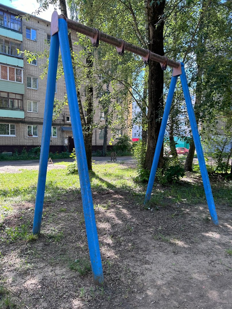 Молодежь ЛДПР призывает власти Костромы обезопасить дворовую детскую площадку на улице Голубкова