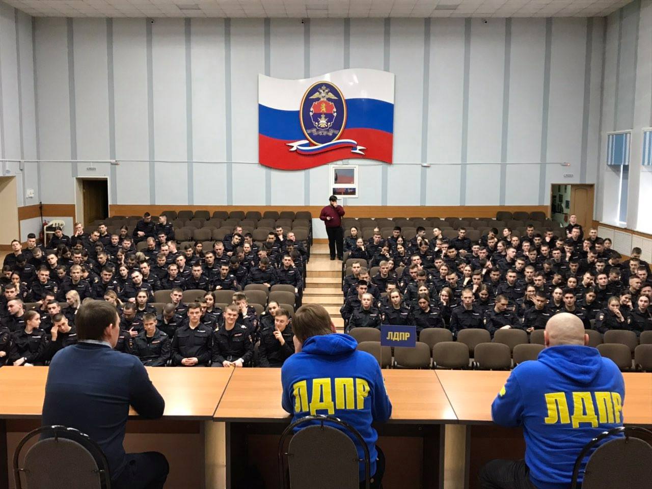 Законодательное собрание группировки. Луганская область Законодательное собрание депутатов. ЗС Красноярского края трибуна.