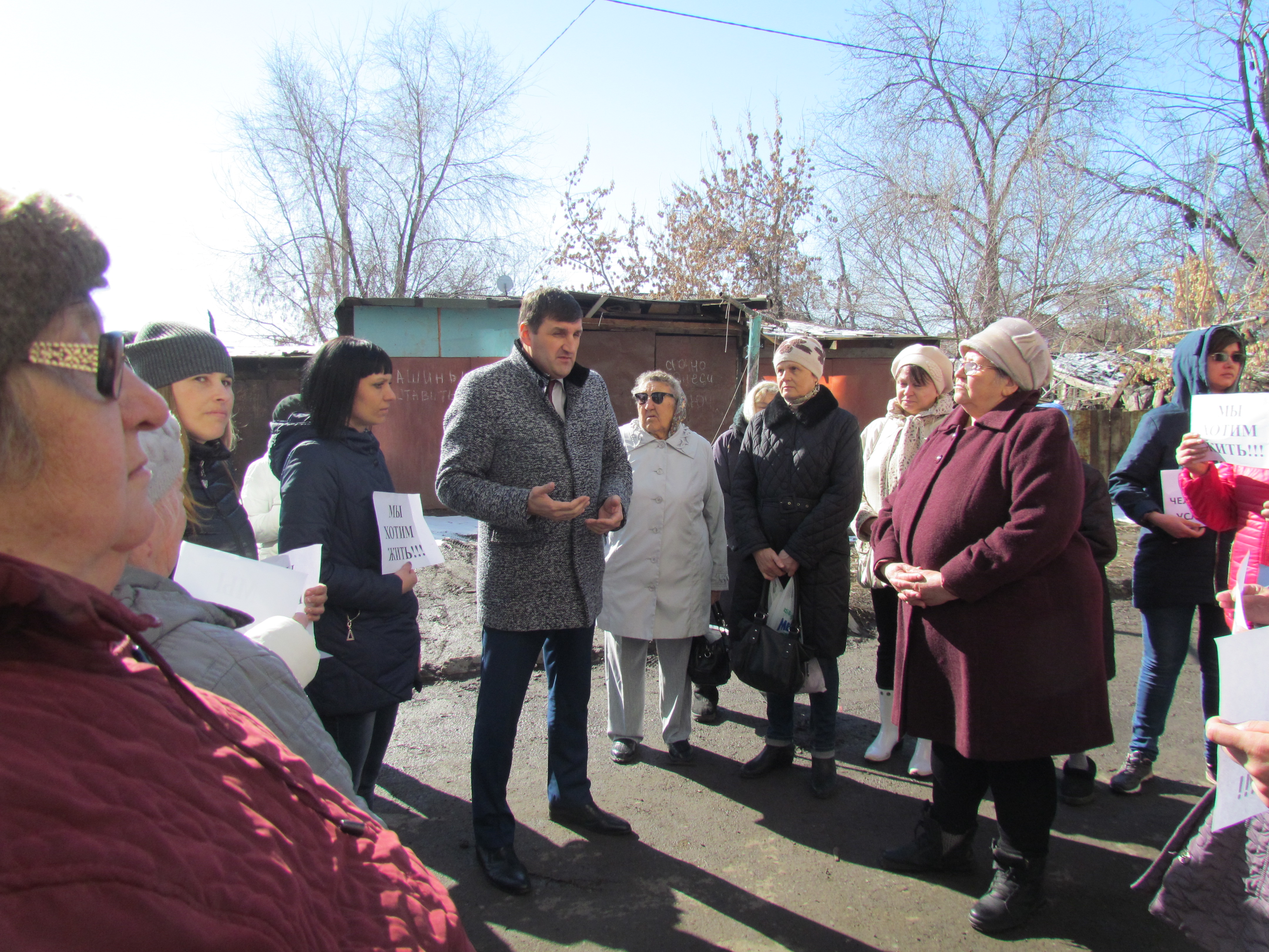 Заместитель председателя комитета Курганской областной Думы по социальной политике Юрий Ярушин встретился с жильцами проблемного дома.