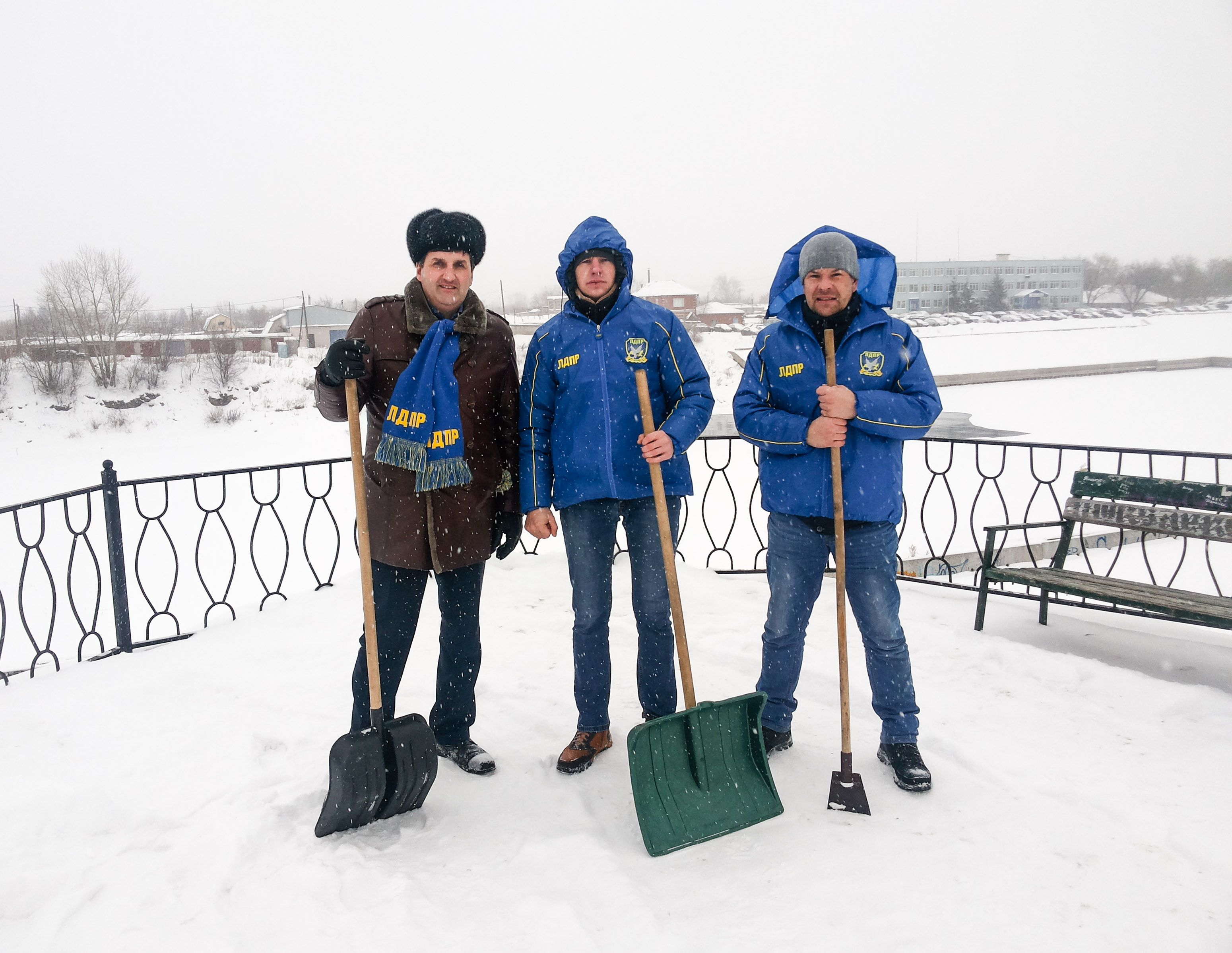 ЛДПР помогает очищать страну от снега