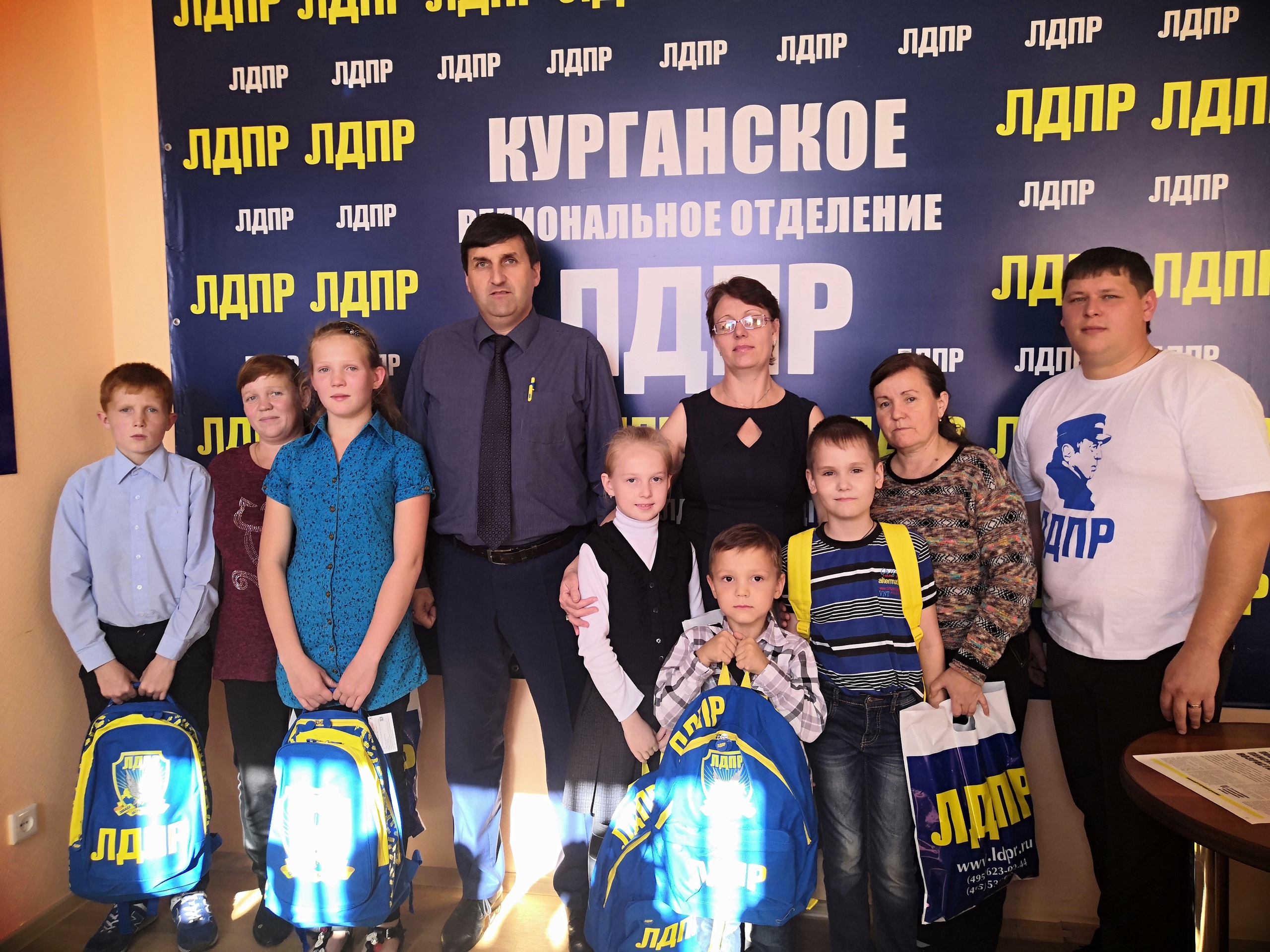 ЛДПР - СОБЕРЕМ РЕБЕНКА В ШКОЛУ!