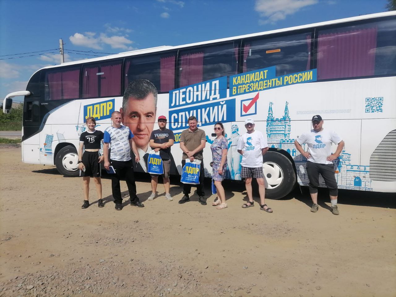 Кировские активисты ЛДПР побеседовали с жителями района
