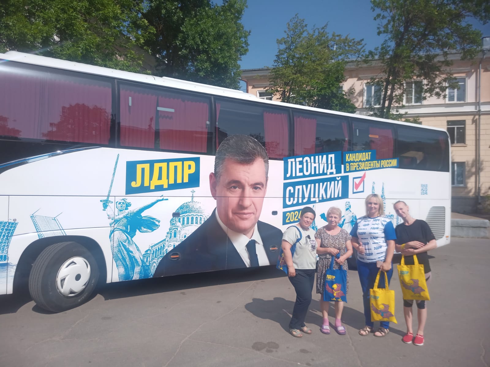 В Волховском районе активисты и жители встретили автобус ЛДПР