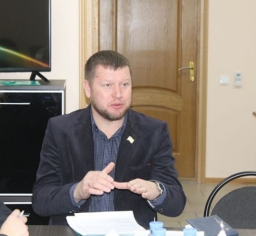 Александр Попов, оценив позитивные изменения последних лет, тем не менее отметил, что сироты по-прежнему остаются социально незащищенными