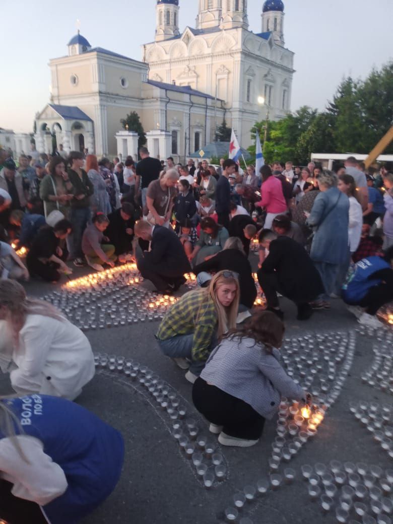 С помощью свечей активисты ЛДПР воссоздали огненные картины войны