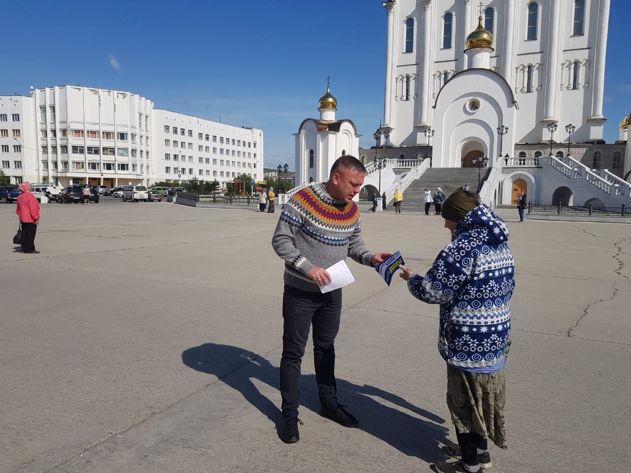 Кандидат от ЛДПР на должность губернатора Магаданской области Роман Исаев ежедневно общается с колымчанами на улицах города Магадана