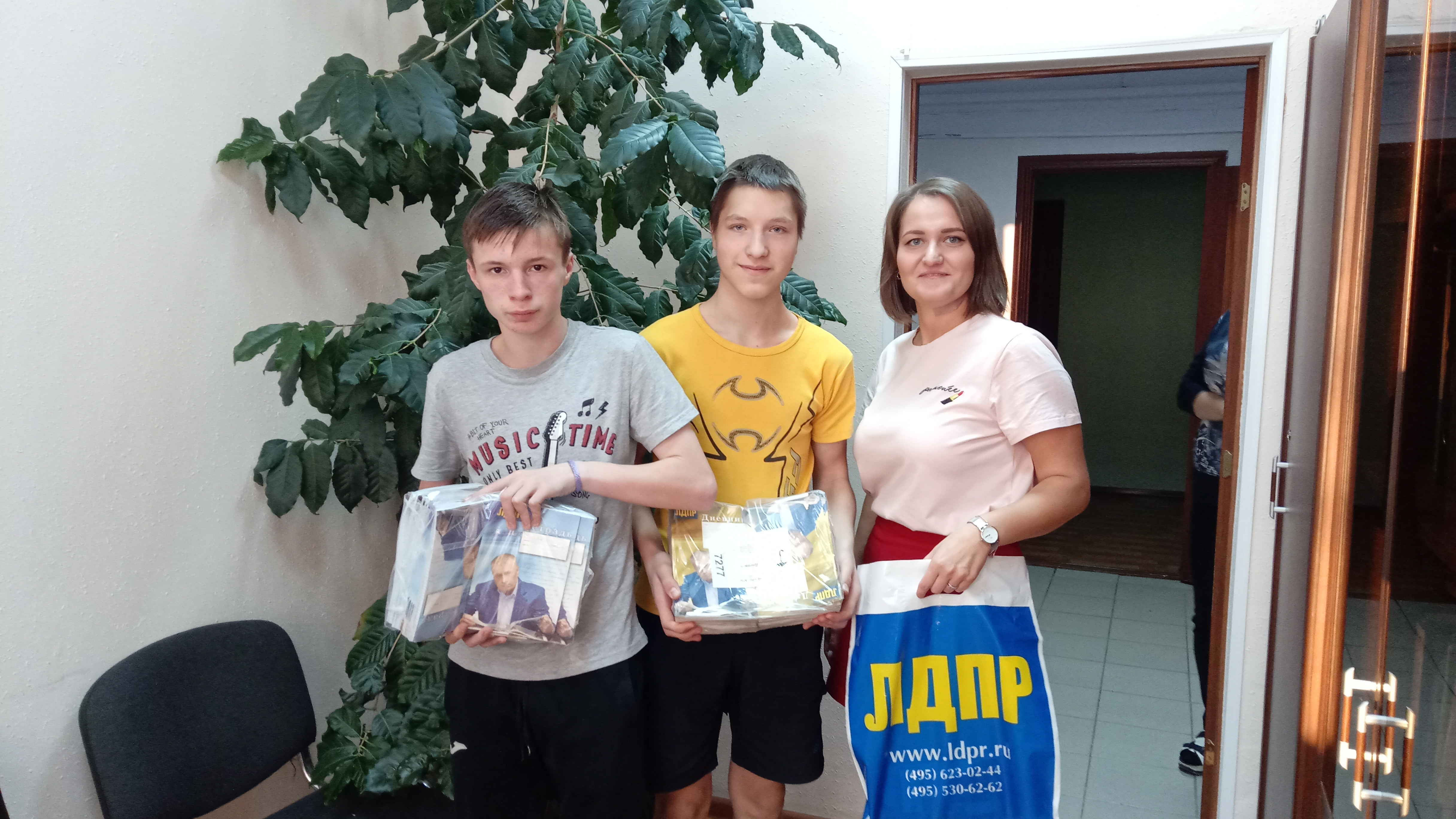 Активисты Ольского МО ЛДПР провели акцию ЛДПР «Помоги ребенку собраться в школу»