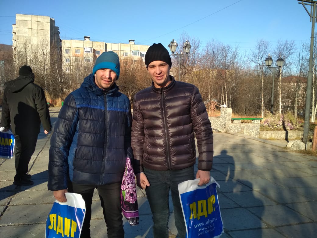 Активисты Магаданского регионального отделения ЛДПР провели пикет в центре города Магадана