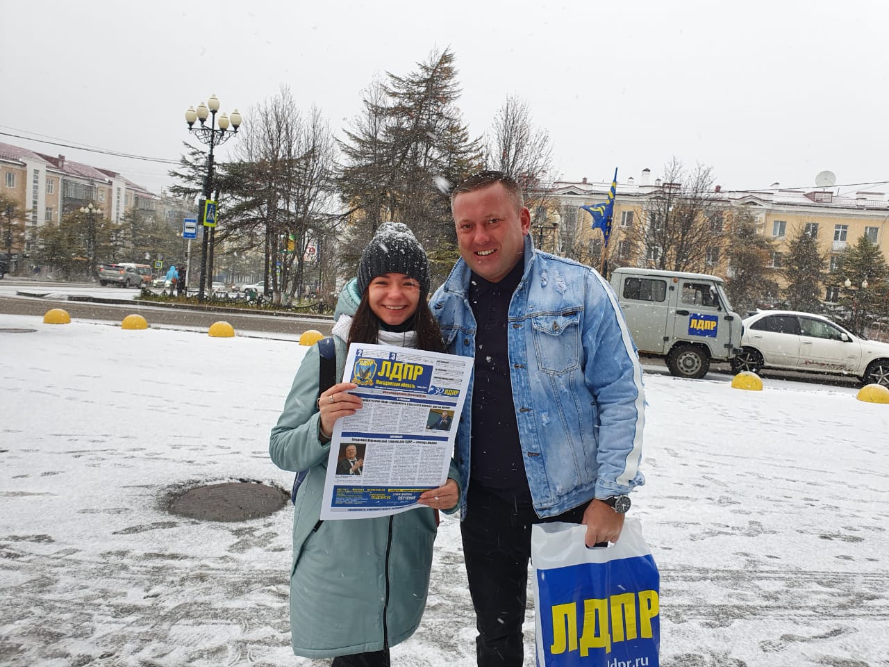 Активисты Магаданского регионального отделения ЛДПР провели акцию в центре города Магадана