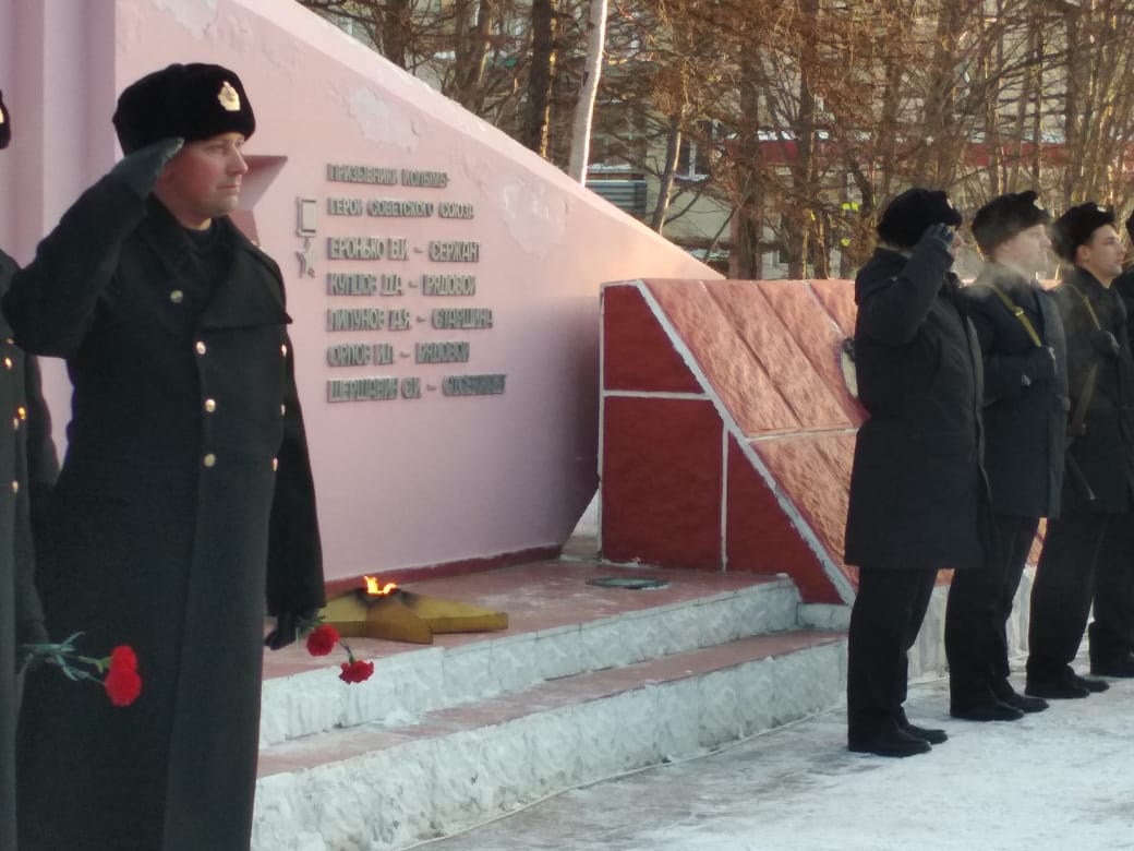 Активисты ЛДПР приняли участие в церемонии возложения цветов в День памяти неизвестного солдата.