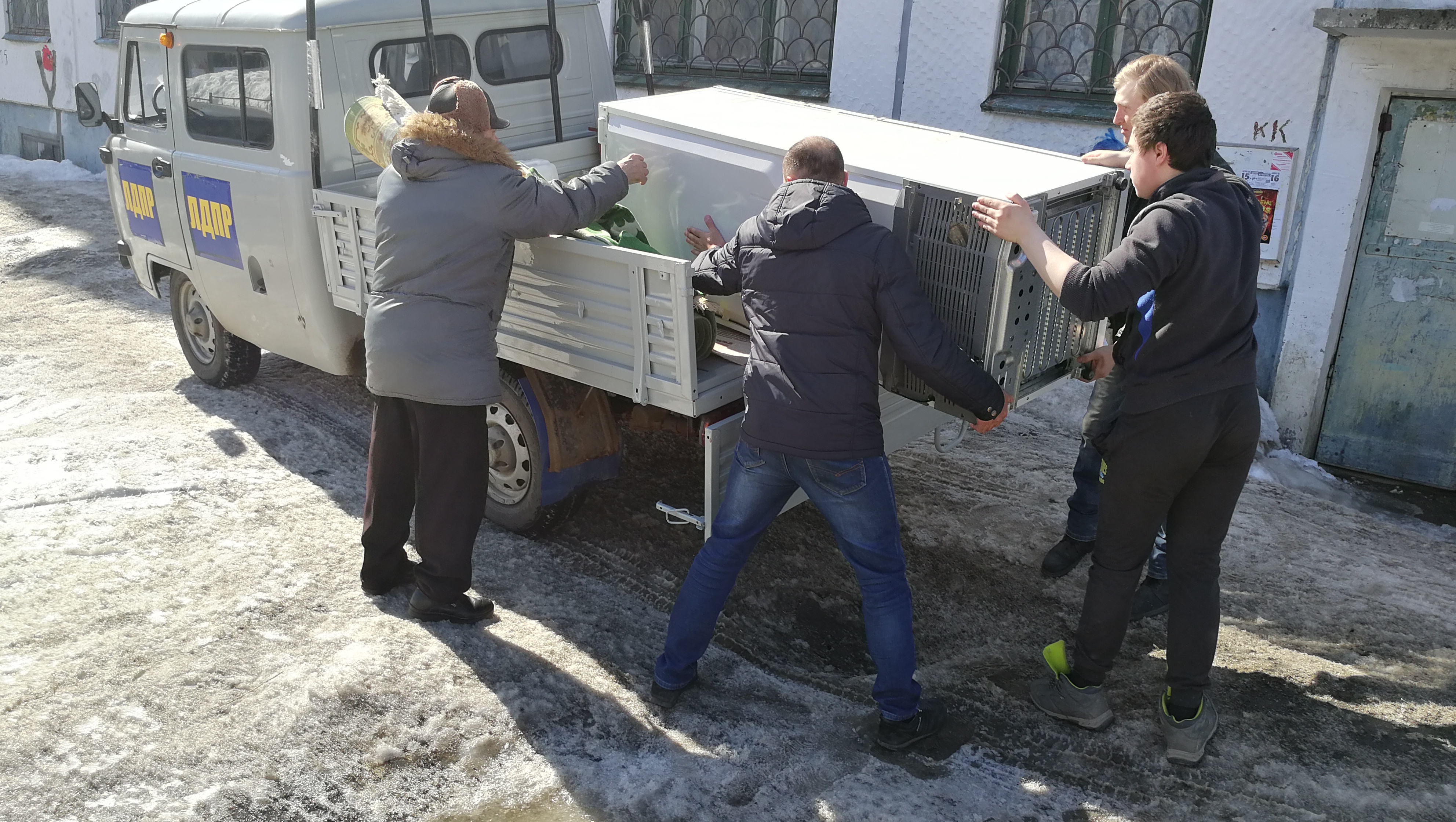 Активисты ЛДПР провели акцию по оказанию благотворительной помощи