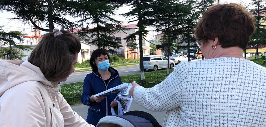 Алина Сафонова, кандидат в депутаты от ЛДПР, общается с земляками