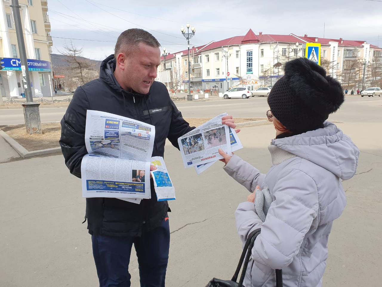 Активисты Магаданского регионального отделения ЛДПР провели пикет в центре города Магадана