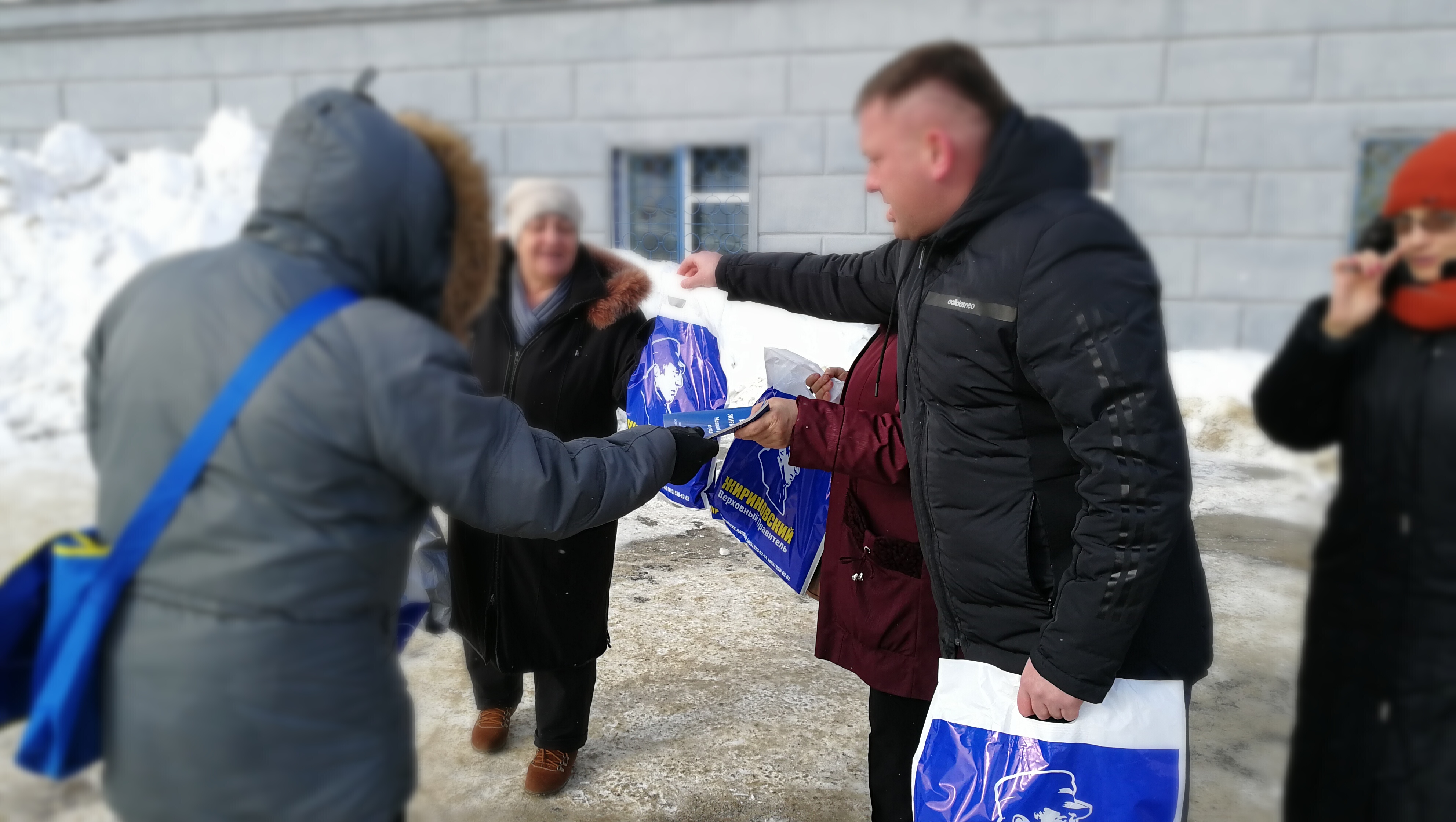 АКТИВ ЛДПР РАСПРОСТРАНЯЕТ АГИТАЦИОННУЮ ЛИТЕРАТУРУ В МАГАДАНЕ