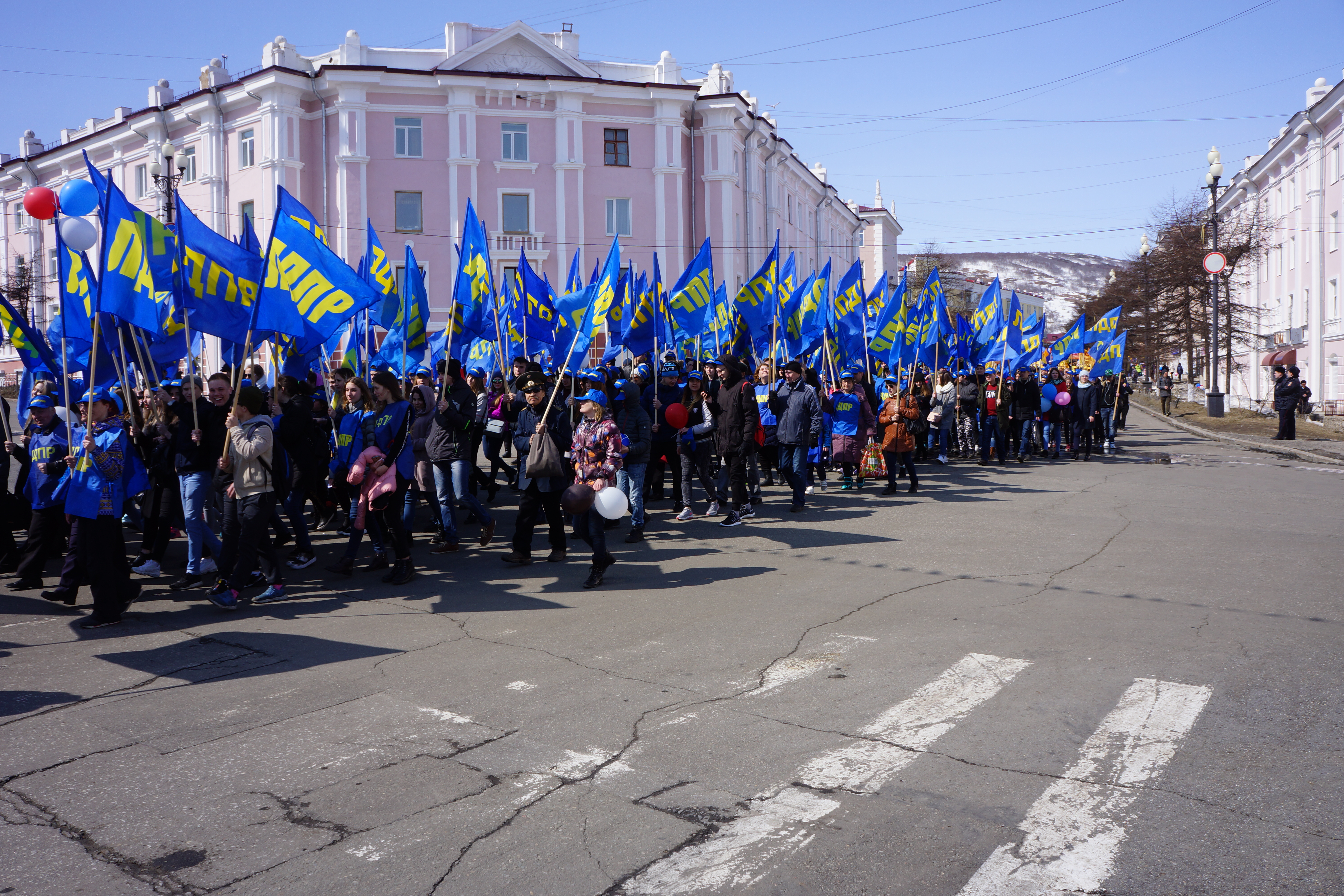 Колонна ЛДПР в Магадане стала самой большой и яркой в Первомайском шествии