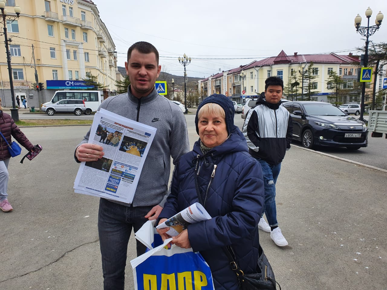 Активисты Магаданского регионального отделения ЛДПР провели акцию в центре города Магадана