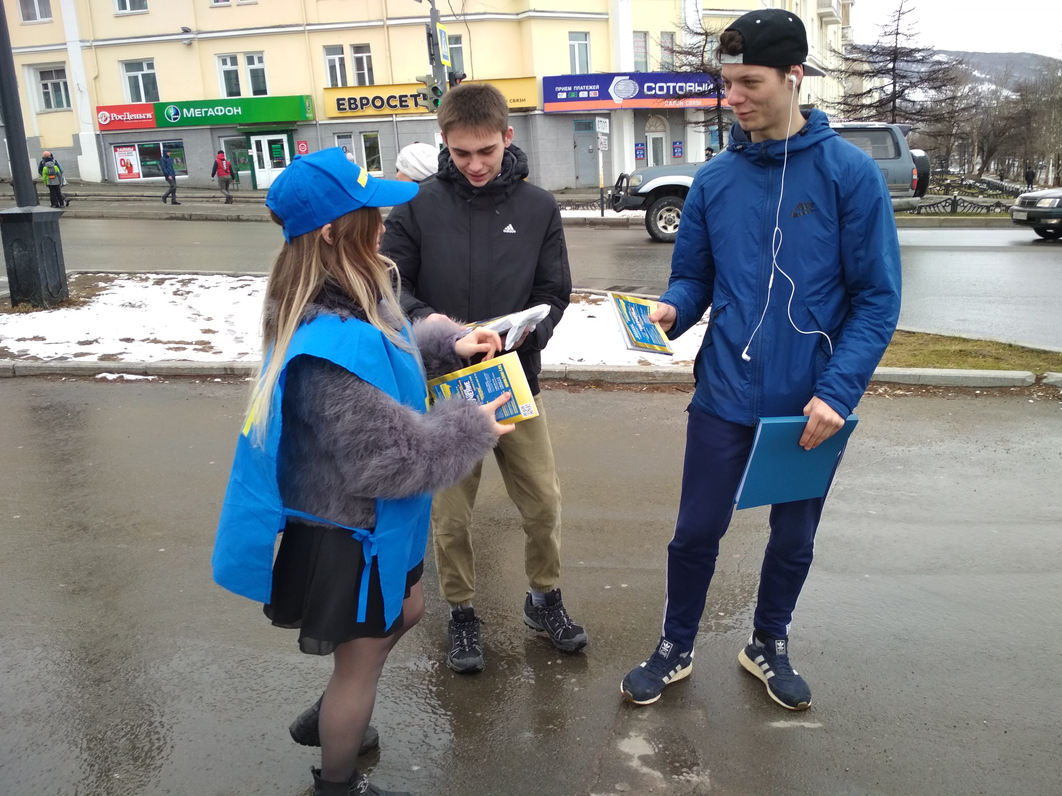 Активисты ЛДПР провели пикет в центре города Магадана