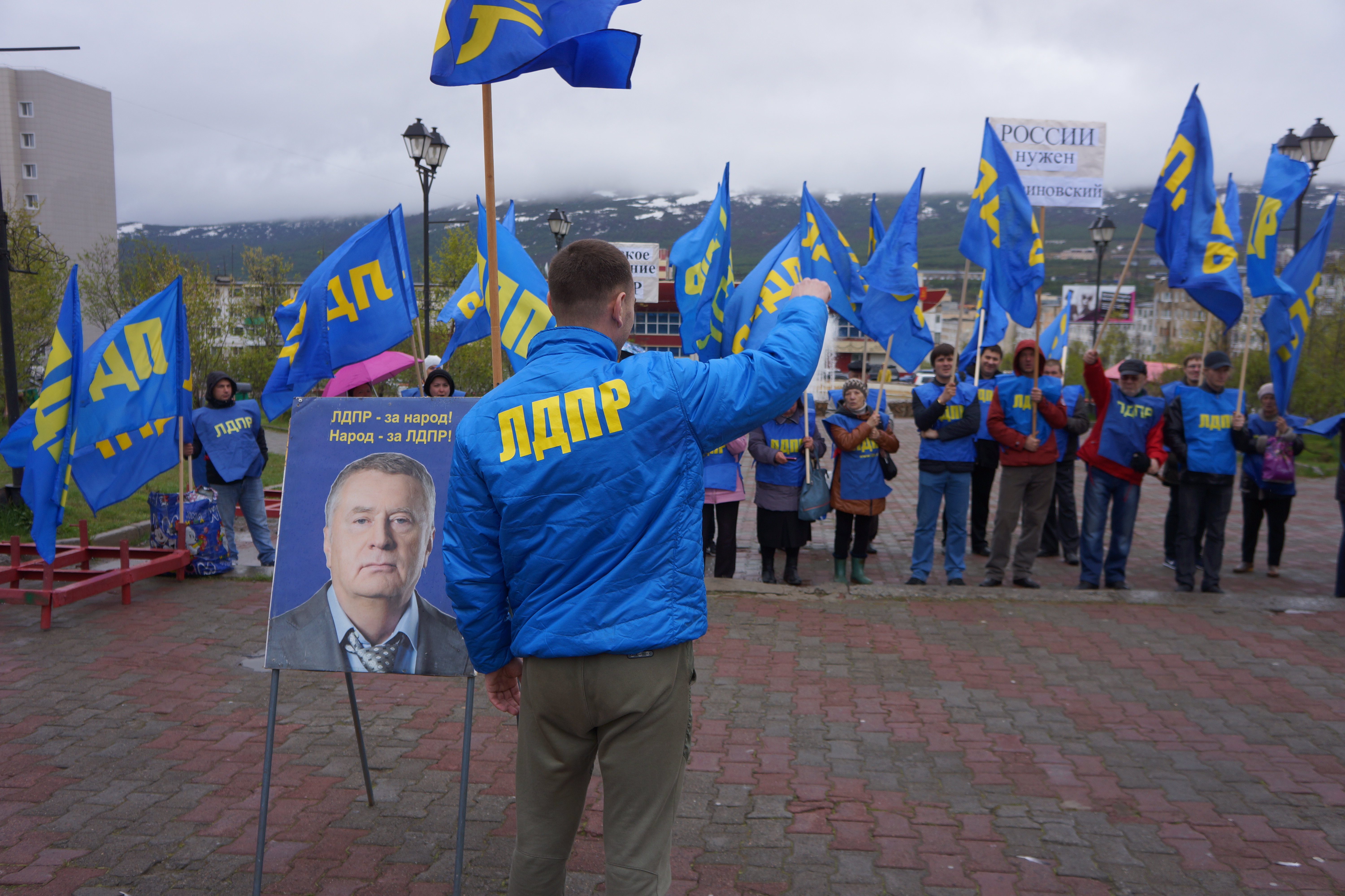 Вручение партбилетов, митинг и поздравление всем магаданцам. В Магаданском региональном отделении ЛДПР отметили День России