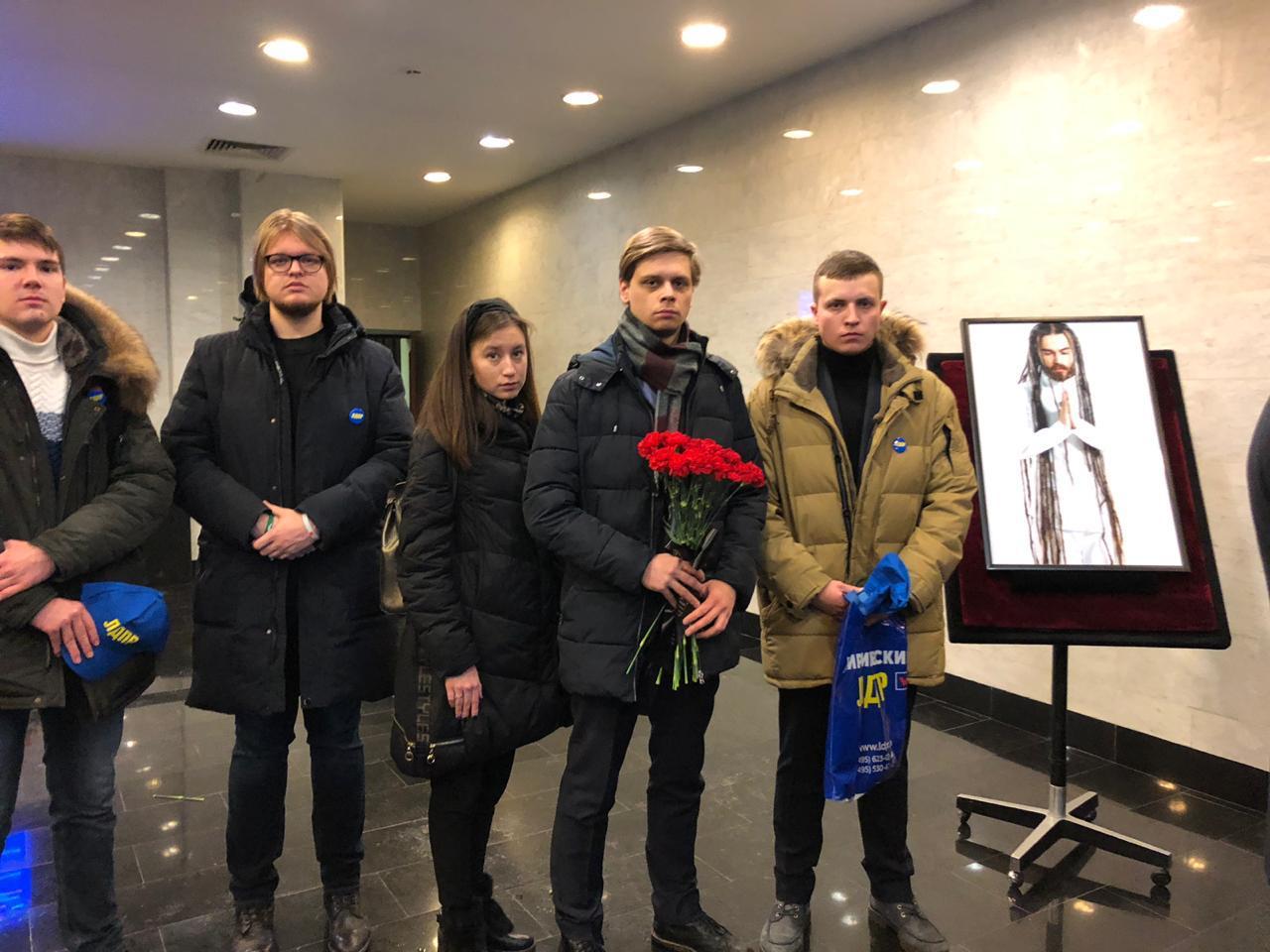 Сегодня и.о. Координатора МГО ЛДПР Монахов М.И. и Руководитель Молодежного отделения ЛДПР в Москве Митяев А.К. посетили церемонию прощания с рэпером Кириллом Толмацким, более известным под псевдонимом Децл, который скончался 3-го февраля в возрасте 35 лет