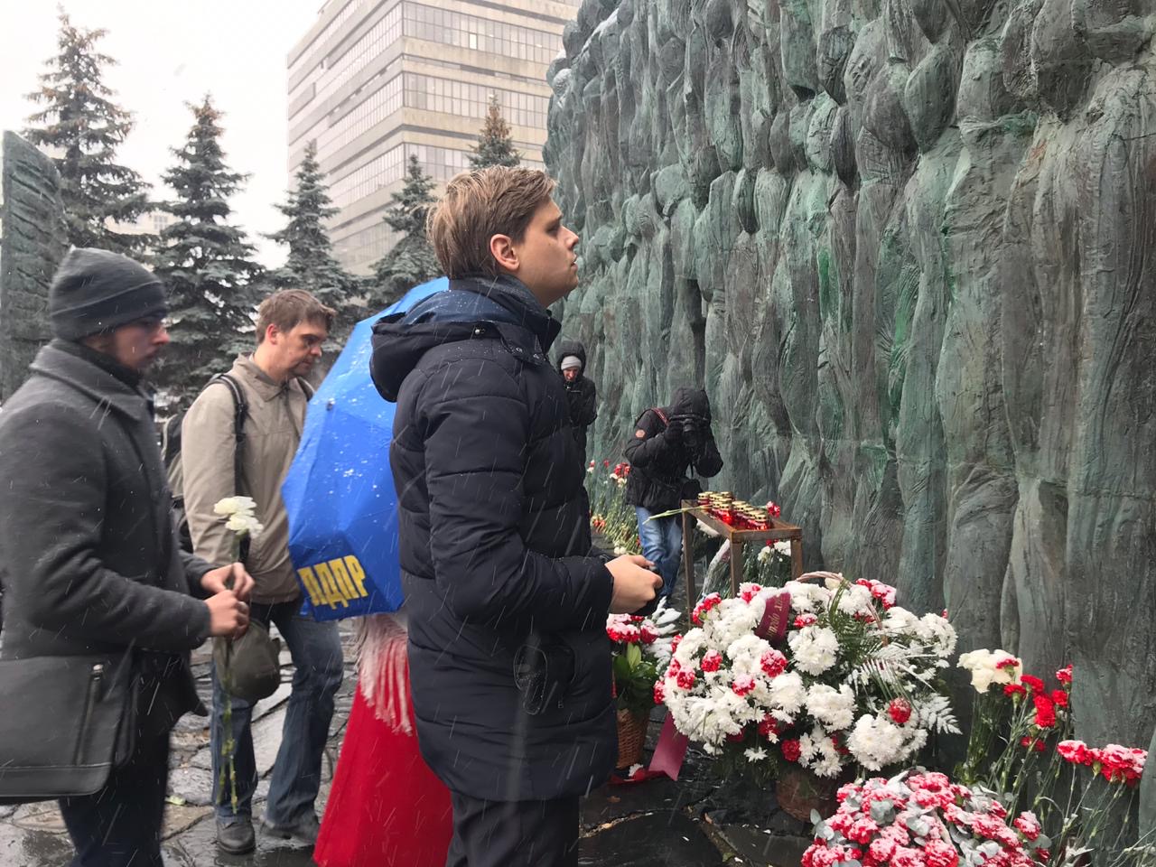 Сотрудники МГО ЛДПР возложили цветы к мемориалу «Стена скорби»