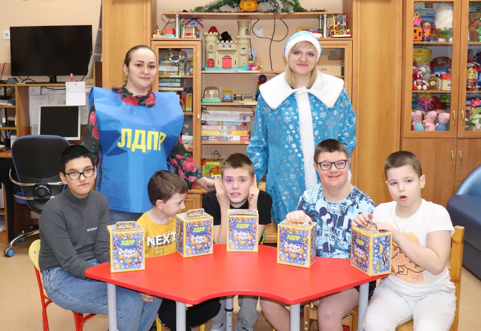 Маленькие подарки для детей. Подарок на новый год мальчику. Подарок на день папы. Детям о рождестве. Подарки родным.