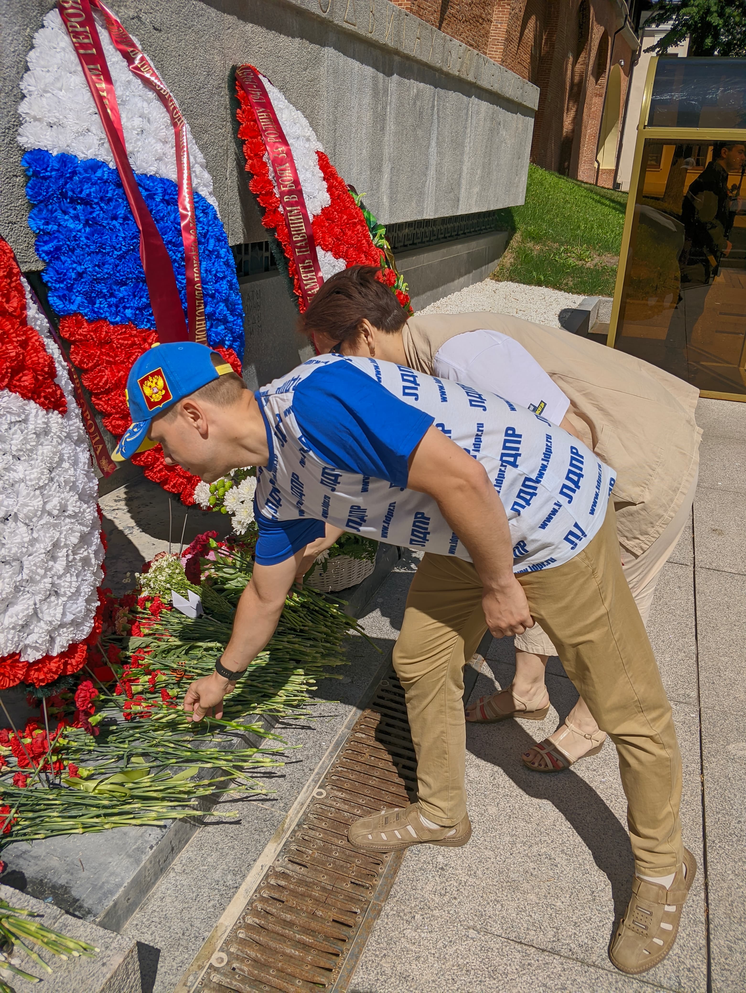 Активисты Новгородского регионального отделения ЛДПР возложили цветы к мемориалу 