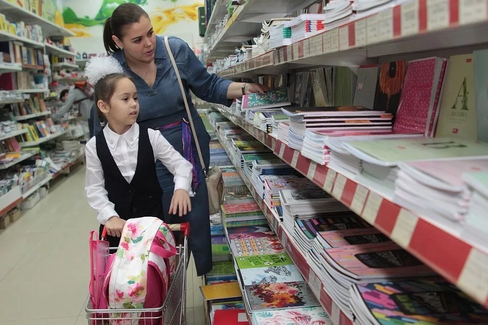 Школьные выплаты. Портфель. Школьники получат пособие. Сборы ребенка в школу. Дети и деньги.