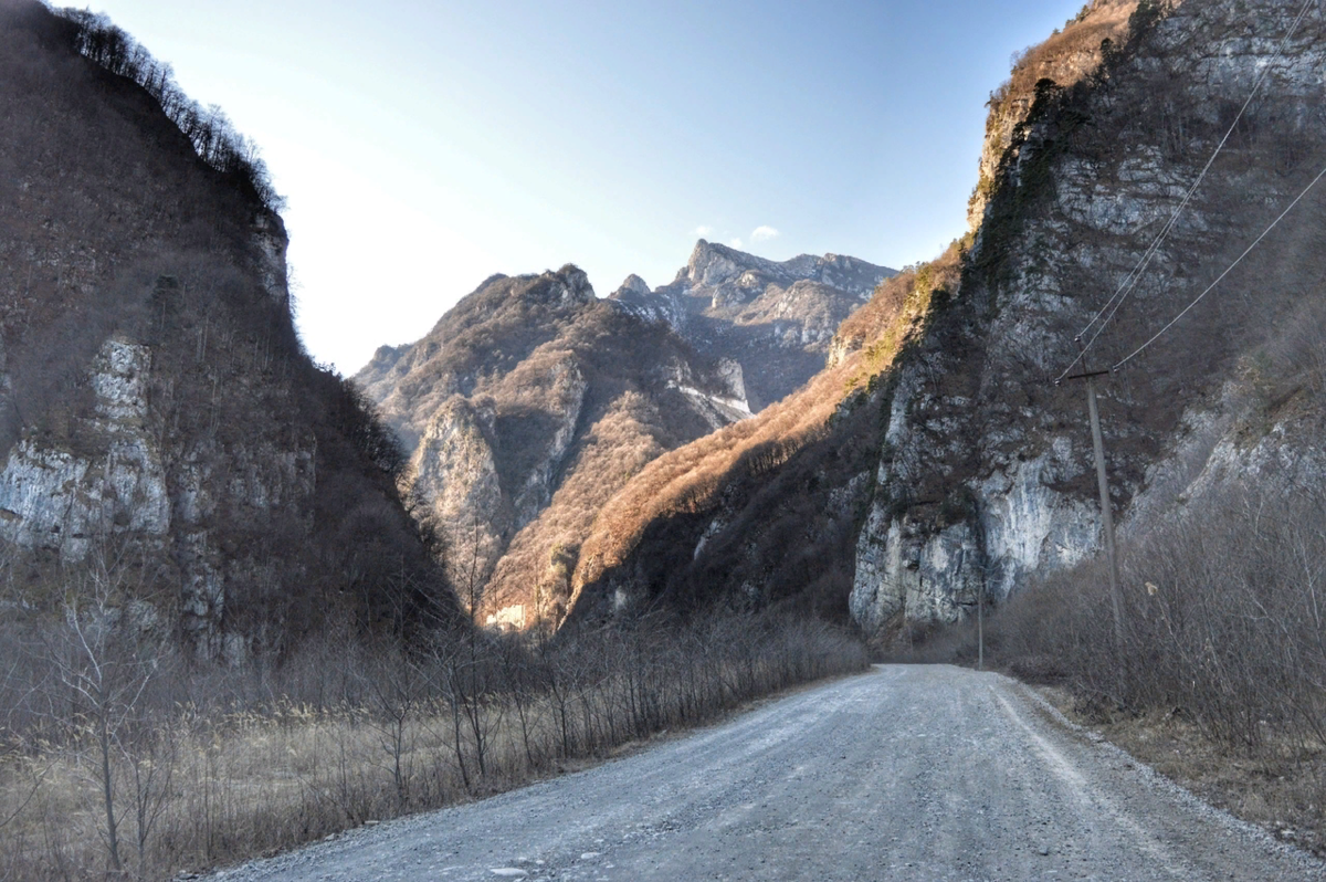 Дорога на шарой. Кармадонское ущелье Северная Осетия. Кармадонское ущелье ледник. Северная Осетия Кармадонское ущелье 2002. Кармадонское ущелье тоннель Бодров.